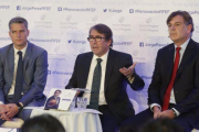 Jorge Pérez, en el centro, junto a dos miembros de su equipo, Luis Gil (izquierda) y Santiago Nebot, este viernes en Madrid.-EFE / PACO CAMPOS
