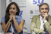 Begoña Villacís durante su intervención en el Curso Prensa y Poder de San Gabriel. A su derecha, Joserra García.-SANTI OTERO