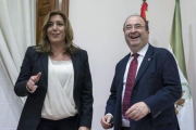 La presidenta andaluza, Susana DÍaz, y el lÍder del PSC, Miquel Iceta, al comienzo de su reunión en la sede del PSOE-A en Sevilla.-EFE / JULIO MUÑOZ