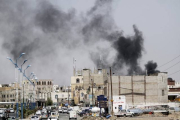 Una columna de humo se eleva del lugar donde se ha producido un bombardeo en la capital de Yemen.-REUTERS / MOHAMED AL-SAYAGHI