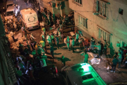 Al menos 30 muertos en un atentado en el sureste de Turquía AFP / AHMED DEEB Ambulancias en el lugar del atentado en la ciudad turca de Gaziantep durante la celebración de una boda.-AFP