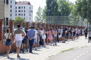 Colas para la vacunación en el polideportivo universitario. SANTI OTERO