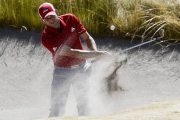 Sergio García sale de la arena en el cuarto hoyo de Chambers Bay, durante la segunda ronda del Abierto de Estados Unidos.-Foto:  EFE / PAUL BUCK