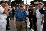 Bill Hughes, superviviente de Pearl Harbor que estaba a bordo del 'USS Utah' cuando fue atacado en 1941, llega a la ceremonia de homenaje a los marinos en el memorial de Ford Island, en Pearl Harbor (Hawái), este martes.-REUTERS / HUGH GENTRY