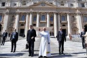 El papa Francisco este miércoles tras presidir la audiencia general en la plaza de San Pedro del Vaticano.-EFE / ETTORE FERRARI