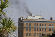 Vista del humo negro saliendo de la chimenea del consulado ruso en San Francisco.-AP / ERIC RISBERG