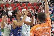 Dos Anjos continúa la acción tras recibir una falta, ayer, en Villagarcía de Arosa.-MANU SANTOS