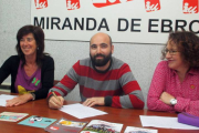 Guillermo Ubieto con la coordinadora de IU, Benilde Hernández (derecha) y la actual portavoz del grupo municipal, Conchi Ortega (izquierda).-E.M.