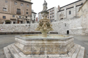 Imagen de la fuente de Santa María, frente a la Catedral de Burgos, donde se ha detectado un importante grado de deterioro en las figuras decorativas.-RAÚL G. OCHOA