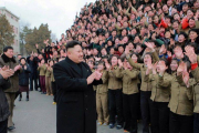 El líder norcoreano, Kim Jong un, durante una reciente visita a una fábrica téxtil.-Foto: AFP