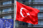 Las banderas de Turquía y de la UE ante un hotel en Estambul-MURAD SEZER / REUTERS
