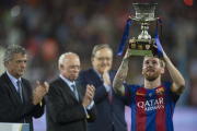 Messi levanta el trofeo de la Supercopa del 2016 tras vencer al Sevilla.-JORDI COTRINA