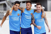 Messi, Neymar y Suárez, antes del entrenamiento de este viernes.-MIGUEL RUIZ/FCB