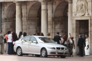 Celebración de un enlace matrimonial a las puertas del Ayuntamiento, en la plaza Mayor de la ciudad.-RAÚL G. OCHOA