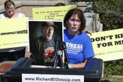 Nancy Vollertsen, con la foto de su hermano, Greg Wilhoit, quien pasó cinco años en el corredor de la muerte de Oklahoma antes de ser exonerado, por participar en una manifestación para detener la ejecución de Richard Glossip.-AP / SUE OGROCKI