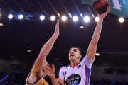 Kravic encara el aro en una acción de la pasada temporada con la camiseta del Obradoiro. ACB PHOTO