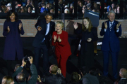 Los Clinton y los Obama, durante el acto de fin de campaña, este lunes en Filadelfia.-AFP / NICHOLAS KAMM