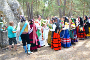 Un grupo de jóvenes pinariegas vestidas con el traje típico de su tierra durante la ofrenda floral a la Divina Pastora.-R.F.