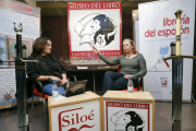 Aloña Fernández y Cristina Macía durante el encuentro.-Raúl G Ochoa