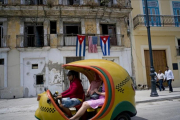 Una típica moto-taxi cubana por las calles de La Habana.-AP / RAMON ESPINOSA