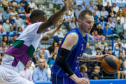 Salash postea ante Nzosa en el partido ante el Unicaja. SANTI OTERO