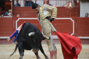 Talavante con un toro de Victoriano del Río en Aranda, ganadería triunfadora del año en la provincia.-EL CORREO DE BURGOS