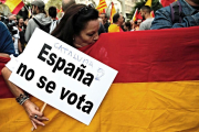Imagen de la manifestación convocada por Movimiento Cívico de España y Catalanes en septiembre 2017.-/ JUAN CARLOS CARDENAS (EFE)