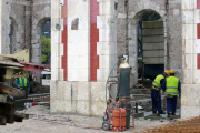 Varios operarios realizan labores de rehabilitación en una de las áreas de la antigua estación.-RAÚL G. OCHOA