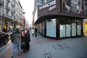Uno de los últimos cierres, tras las rebajas, ha sido el de la zapatería ubicada en la calle Santander.-ISRAEL L. MURILLO