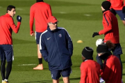 Blanc, junto a Di María y otros jugadores, en el entrenamiento del París Saint Germain de este lunes.-AFP / FRANCK FIFE