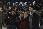 Pablo Iglesias, acompañado por Ada Colau, en el mítin de Podemos en la Caja Mágica, en Madrid, este domingo.-DAVID CASTRO