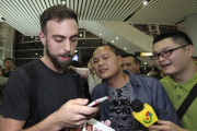 El periodista de 'BuzzFeed' Matt Stopera y su 'hermano Naranja', Li, en el aeropuerto de Jieyang, en la provincia china de Guangdong.-Foto: CHINA STRINGER NETWORK / REUTERS