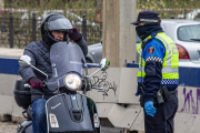 Un agente da el alto a un motorista en un control policial. RAÚL OCHOA