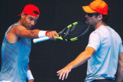 Carlos Moyá, a la derecha, conversa con Rafa Nadal, en un entrenamiento en Melbourne.-REUTERS / DAVID GRAY