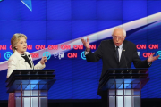 Hillary Clinton y Bernie Sanders, durante el debate demócrata organizado por la CNN.-AFP / JUSTIN SULLIVAN