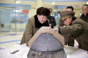 Kim Jong-un observa la recreación de la entrada en la atmósfera de un misil balístico.-KCNA / REUTERS