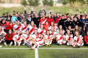 Iñigo Errejón con las jugadoras del Rayo Vallecano.-EL PERIÓDICO