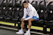 James, en el banquillo de la selección de Colombia antes del choque frente a Paraguay.-REUTERS / JORGE ADORNO