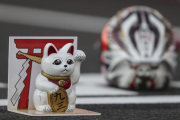 El gato que atrae a la suerte, junto al casco de Marc Márquez, en el box de Motegi en 2016.-ALEJANDRO CERESUELA