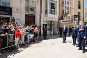 Don Felipe saludó a los burgaleses que esperaron a que terminase su visita a la Catedral de Burgos. CASA REAL