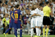 Benzema es felicitado por su gol, con Messi como testigo-JOSE LUIS ROCA