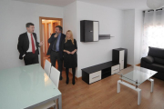 El alcalde, Javier Lacalle, con Pedro Gómez, de Burgoespacio, recorrieron ayer el piso piloto en Casa la Vega.-ISRAEL L. MURILLO