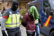 Momento de la detención de un yihadista en Madrid, este sábado.-EFE