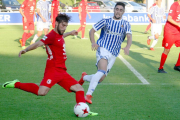 Andrés golpea un esférico ante la presión de un delantero de la Real Sociedad B en el choque de ayer en Zubieta-LUIS M. UNCITI