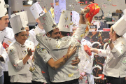 Los ganadores celebran el título.-VALENTÍN GUISANDE