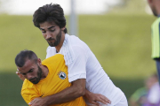 Luis Ángel protege el balón ante un jugador delCastilla.-REALMADRID.COM