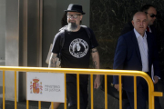 El cantante de Def Con Dos, César Strawberry, a su llegada a la Audiencia Nacional para declarar tras ser detenido en la Operación Araña 3.-JOSÉ LUIS ROCA
