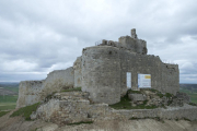 La mole de piedra del Castillo ocupa la cresta de la loma y se ve desde mucha distancia-ECB