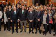 Los directivos de la entidad financiera posan con los representantes de los medios de comunicación de sus zonas de implantación en el encuentro de Navidad.-ECB