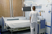 Enfermera en una habitación del Hospital Clínico Universitario de Valladolid. EL MUNDO